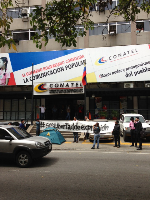 Leocenis García inicia huelga de hambre frente a Conatel (Fotos)