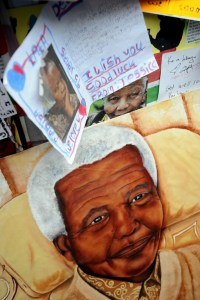 Nelson Mandela ya es capaz de sentarse