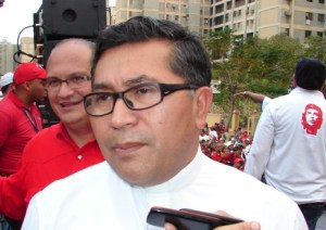 Inician procedimiento contra padre Atencio por uso de imágenes de Chávez y Bolívar en misa