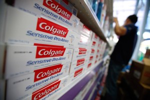 El dólar, dolor de cabeza para Colgate-Palmolive: Caen ingresos en Venezuela