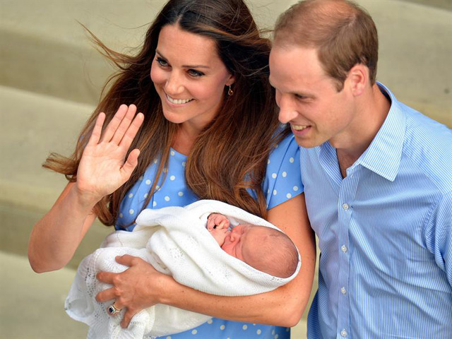 El príncipe Guillermo dice que su bebé es “muy guapo”