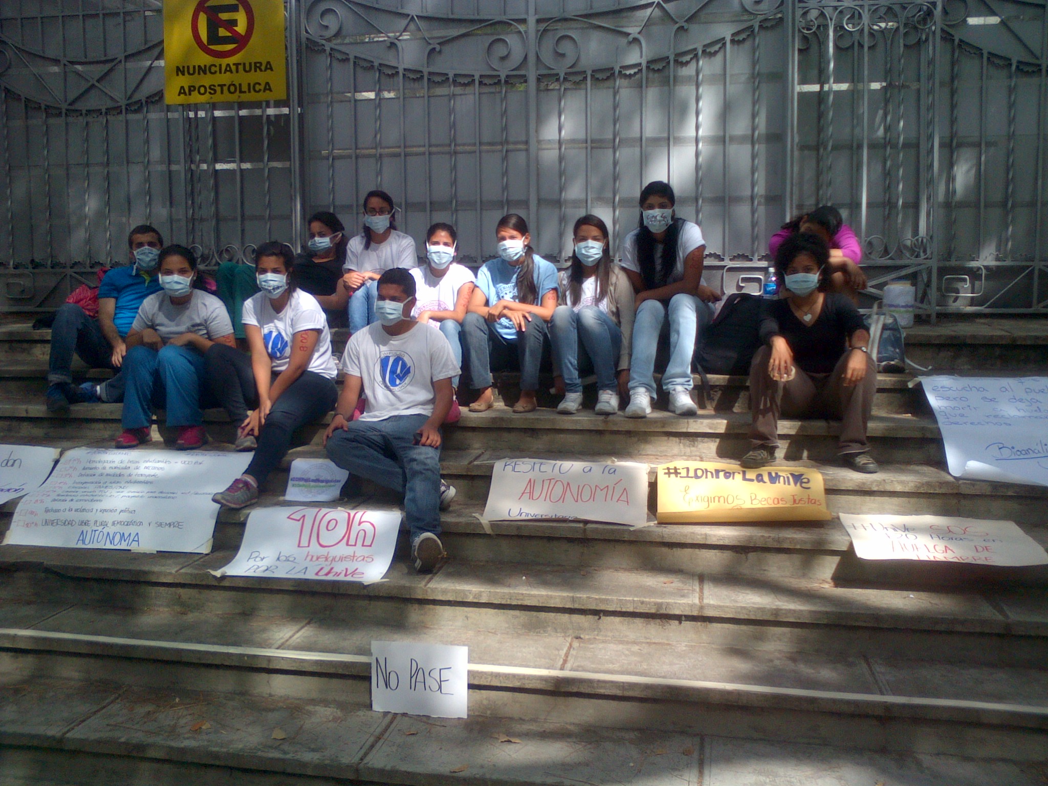 Estudiantes realizan ayuno frente a la Nunciatura (Foto)