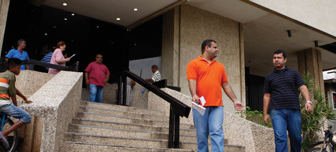 Agencias bancarias abren hoy solo en centros comerciales