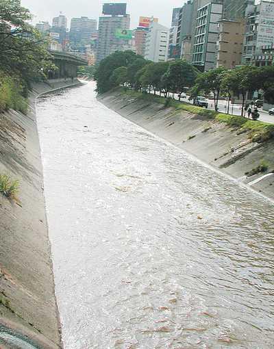 Bomberos rescatan cadáver localizado en el río Guaire