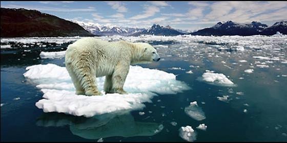 Descongelamiento en el Polo Norte provoca formación de lago de agua