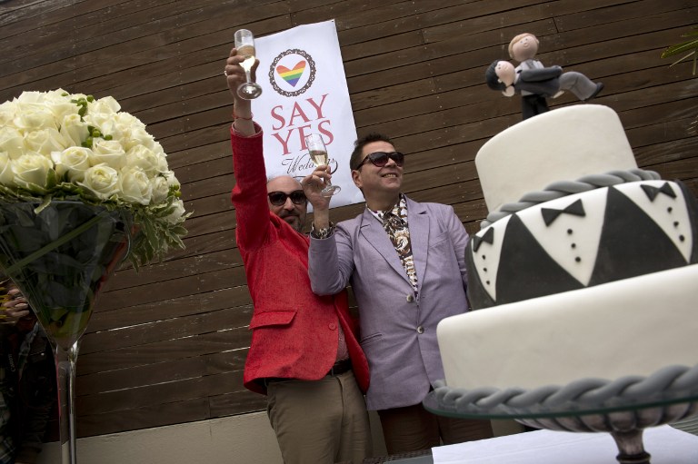 Así le cayó el arroz y los pétalos a la primera pareja gay casada en Uruguay (Fotos)