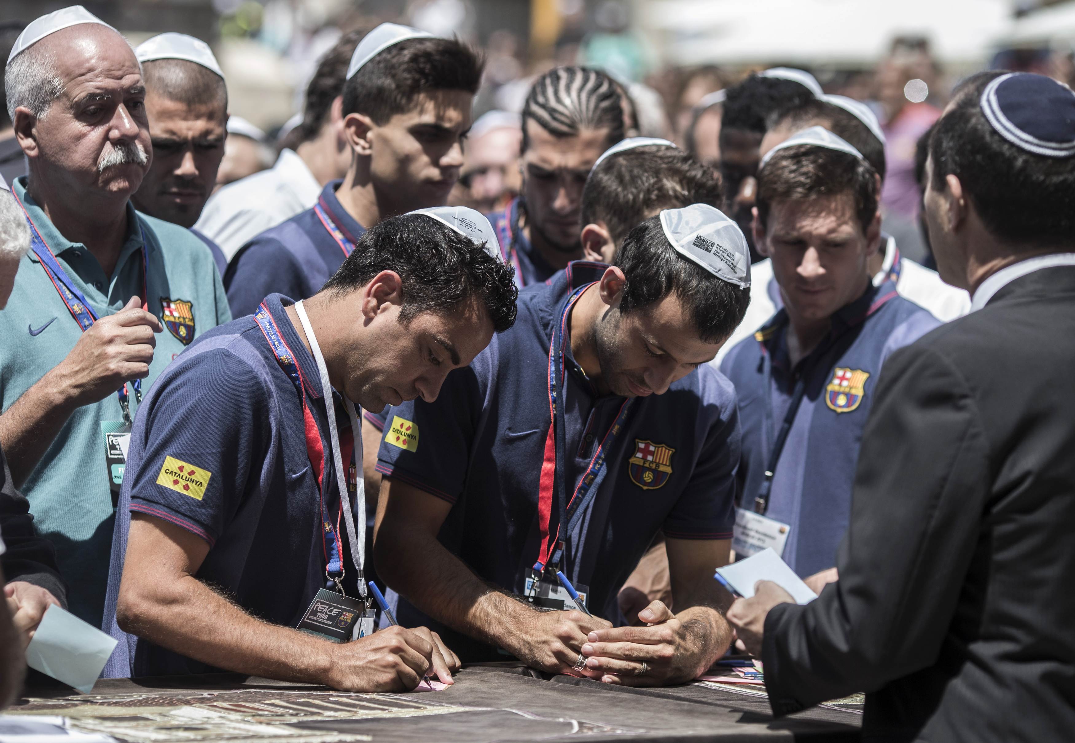 El Barcelona pide sus deseos en el Muro de las Lamentaciones de Jerusalén (Fotos)