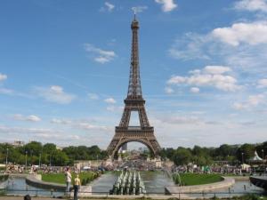 Subastarán un fragmento de la Torre Eiffel