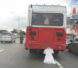 El vestidito de niña que limpió las calles de Caracas colgado de un autobús (fotos)