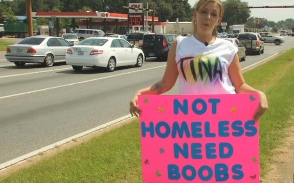 Mujer pide dinero en la calle para hacerse los senos (Foto)