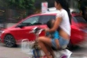 Motorizada amamanta a su bebé en plena vía (Foto)