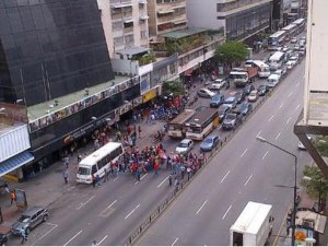 Manifestantes cierran avenida Francisco de Miranda frente al Inavi
