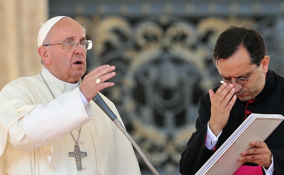 Papa desmiente ser de derechas; se abre a divorciados y gays