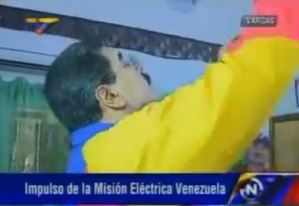 ¡Tensión nacional!… Maduro cambiando bombillos