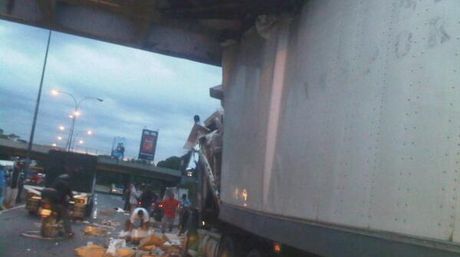 Murió conductor de gandola atascada en el puente Los Ruices