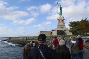 Reabren la estatua de la Libertad pese a cierre parcial de Gobierno EEUU (Fotos)