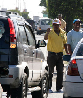 Solicitan a las autoridades y comercios que organicen a los “cuida carros”