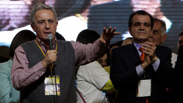 Candidato de Uribe acusa a Santos de entregar a Chávez las llaves de la paz