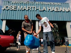 Lágrimas y emociones en aeropuerto de Cuba por vuelos de NY