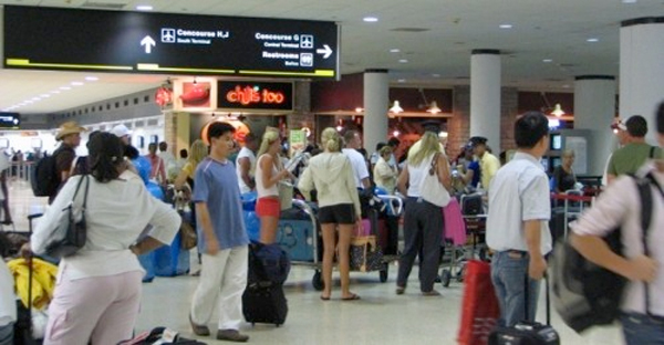 Evacúan terminal de aeropuerto de Miami por paquete sospechoso