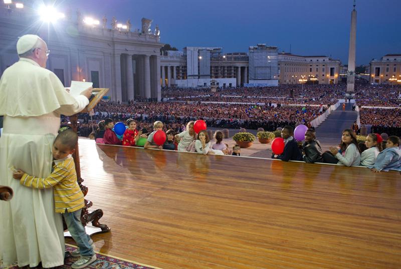 Niño se apodera de la silla del Papa durante una misa