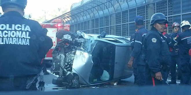 Dos vehículos volcaron en la Francisco Fajardo