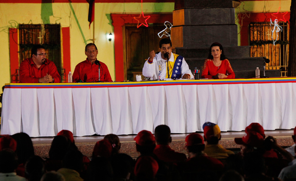 Maduro se reunirá sólo con alcaldes oficialistas