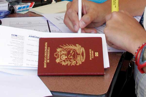 Oficializan aumento del costo para sacarse el pasaporte