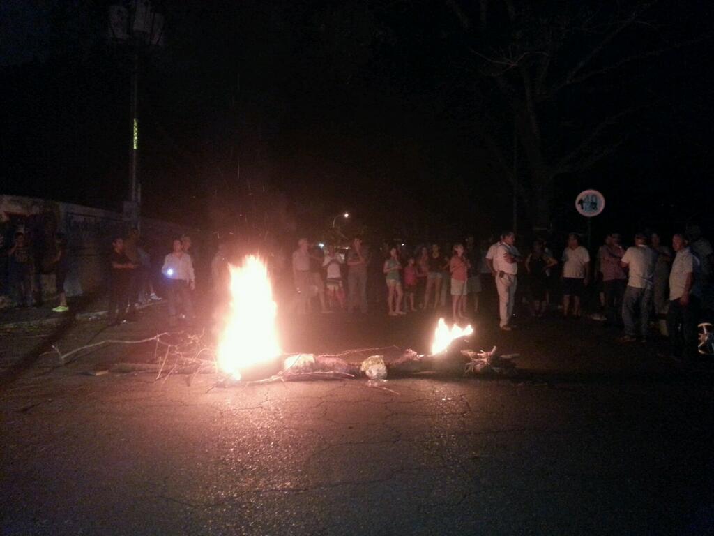 A falta de luz protestan con candela en Valencia