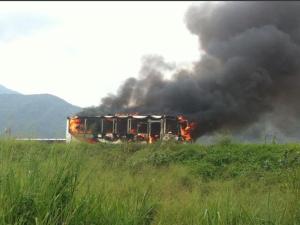 Autobús se incendia en Mariara (Foto)
