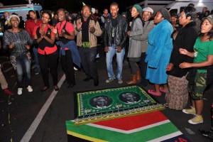 Cantos y danzas frente a la casa de Mandela (Fotos y Video)