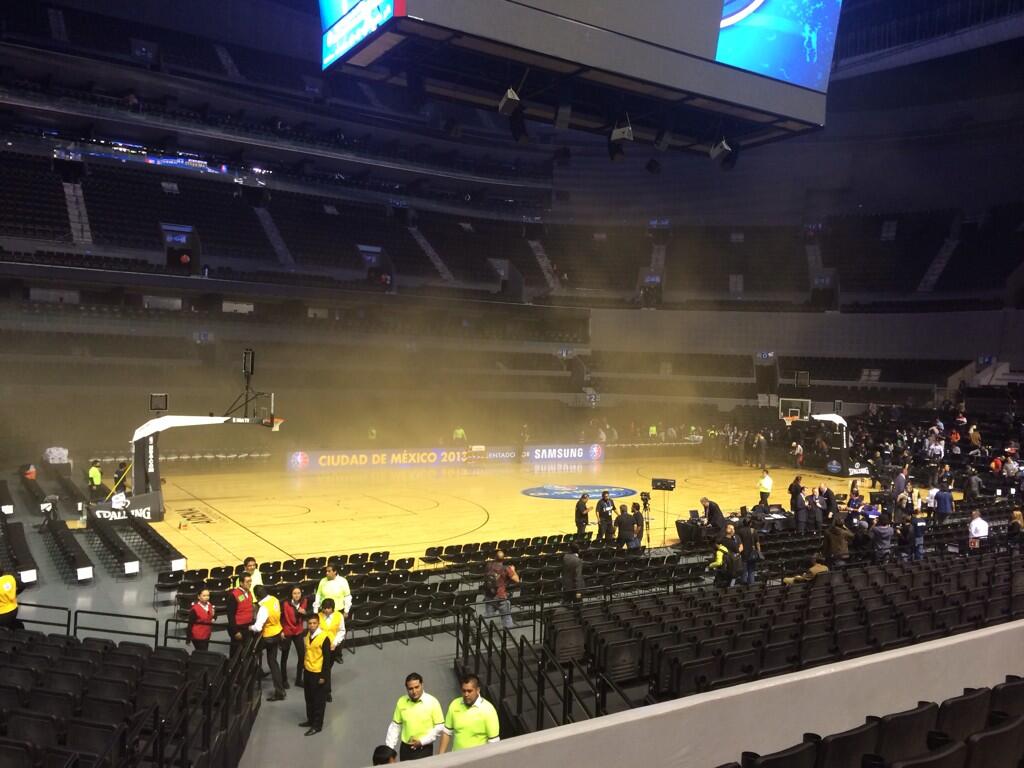 Desalojan a jugadores de NBA en México por humo en la cancha
