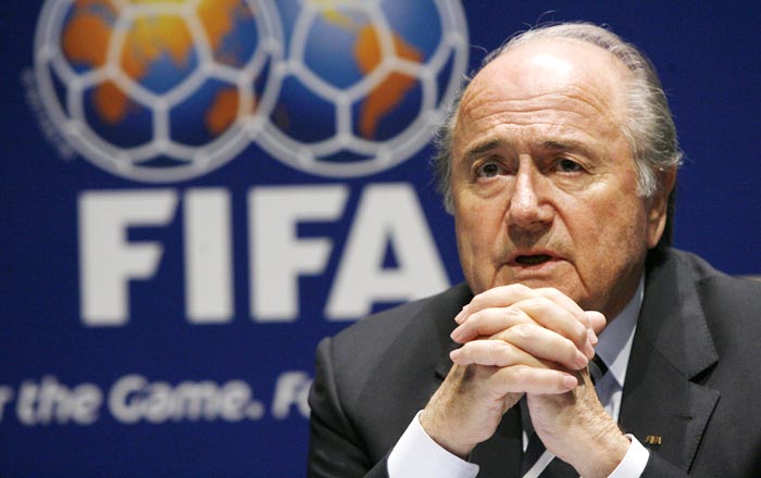 Blatter rinde tributo de admiración a Mandela
