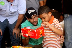Capriles entregó juguetes a niños del municipio Sucre (Fotos)