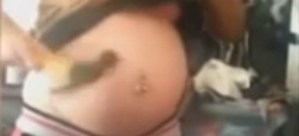Mujer embarazada golpea su barriga con un martillo
