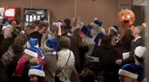 Emocionante video: Aerolinea canadiense sorprende a sus pasajeros con un “milagro” de Navidad