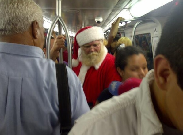 A falta de renos, Santa prefirió el Metro de Caracas (Foto)