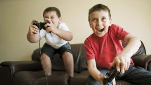 Abuso de los videojuegos en los niños aumenta el riesgo de miopía de adultos