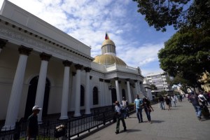 Diputados viajeros se marcharon “caleta” a Uruguay sin elegir nuevos rectores del CNE