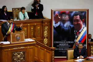 El País: Maduro profundiza en la apuesta económica de Chávez