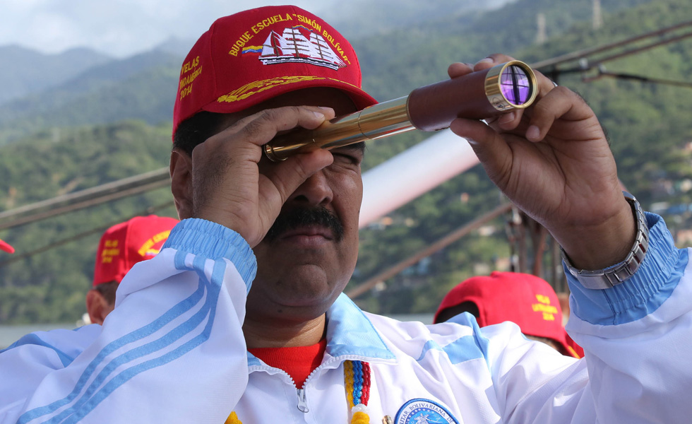 ¿Qué trata de divisar Maduro a la distancia? (foto-encuesta)