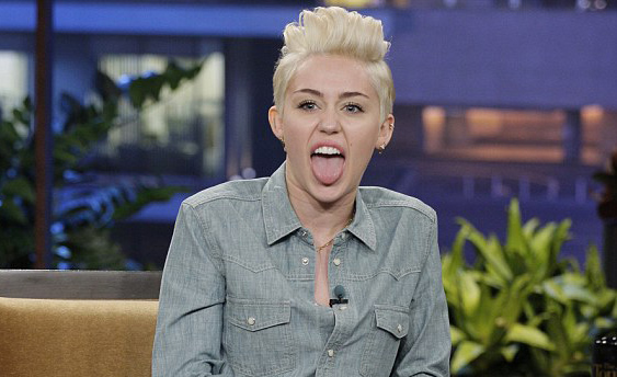 Estudiante invita a Miley Cyrus a una graduación y ella le responde