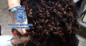 Detienen a dos portuguesas en Madrid con cocaína escondida bajo sus pelucas (Video)