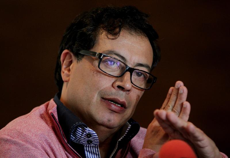 Santos recibe la solicitud de destitución del alcalde Gustavo Petro