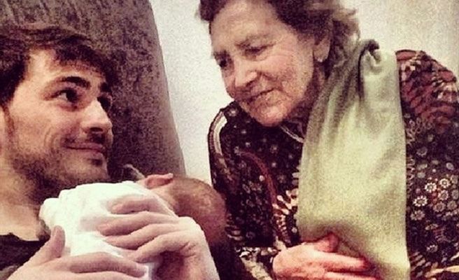 Iker Casillas, el pequeño Martín y su abuelita (Foto)