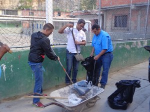 Vecinos limpiaron de basura y escombros las calles de Ojo de Agua en Baruta