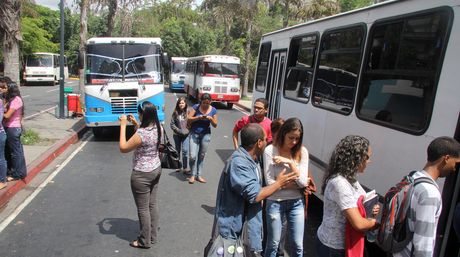 Secuestran autobús y asaltan a estudiantes de la Universidad Santa María