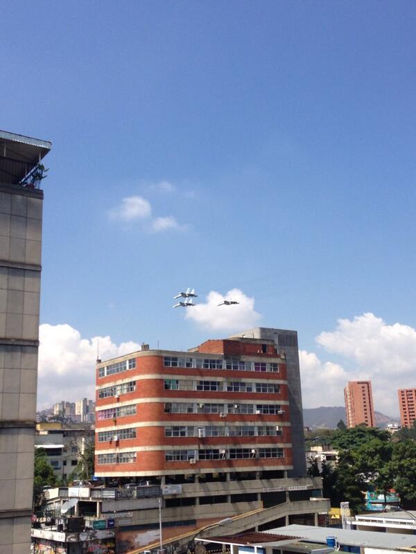 Aviones militares practican para desfile en honor a Chávez, dijo Ministra