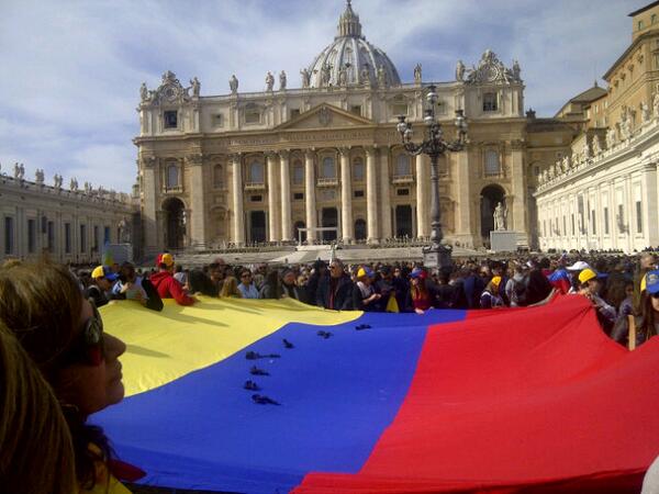 Una inmensa bandera de Venezuela en el Vaticano (Fotos)