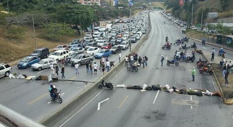 Trancada la Autopista Prados del Este en ambos sentidos